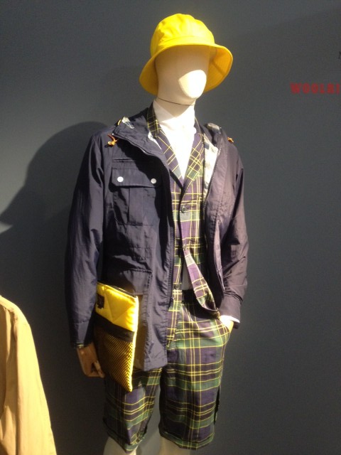 Da Pitti, a Firenze, Woolrich propone per la P\E 2015 abito tartan con bermuda e impermeabile. Photo credit: style.corriere.it